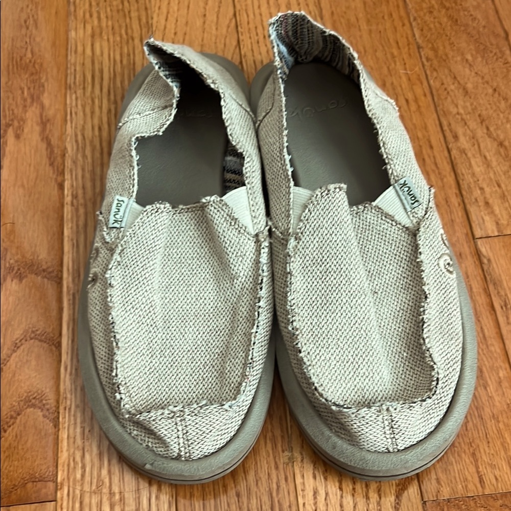 Sanuk tan shoes